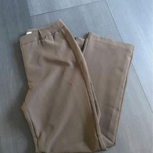 Säljer ett par oanvända bruna kostymbyxor från Only i storlek 40. Köpta för 339kr. Är mer bruna i verkligheten än på bild!