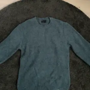 Mörkblå stickad tröja från Asos design. Köpte men passade inte mig tyvärr, så helt oanvänd. Galet skönt material och sitter najs baggy. Storlek M men skulle säga att den mer liknar en Large.