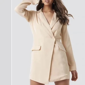 Blazer klänning - Jättefin kavajklänning som endast kommit till användning en gång🌸 finns inte att köpa på hemsidan längre🤍