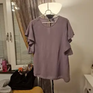 Dusty purple blouse with ruffel shoulder sleeves