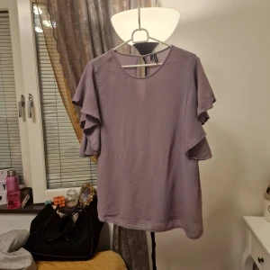 Dusty purple topp - Dusty purple blouse with ruffel shoulder sleeves