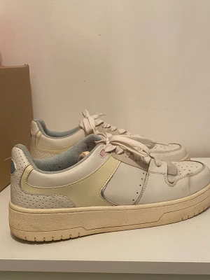 Skor. - Användt några gånger men är i bra skick.  Storlek 40. 