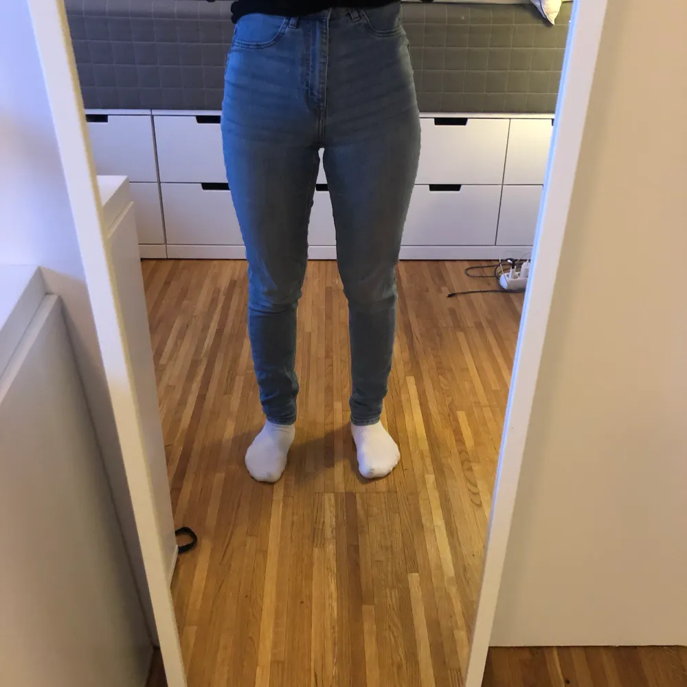 Högmidjade, blå skinnyjeans från H&M. I bra skick, säljer eftersom att de inte längre passar min stil. . Jeans & Byxor.