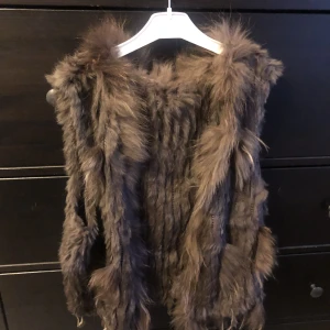 Pälsväst  - Säljer min Pälsväst som jag köpt här på Plick. Vet inte om det är äkta päls och märket samt storlek är okänt. Skulle gissa på att den passar en s,m,l.  Fraktar endast och betalning sker via Swish :). 