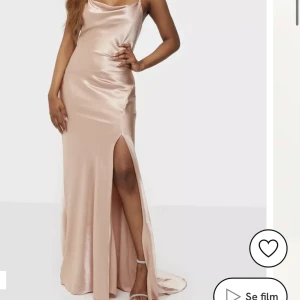 Balkänning - Superfin balklänning från true decadence som tyvärr inte kommer att komma till användning. Säljer för endast 480kr och originalpriset är 1100kr. Finns inga skador, lappen sitter kvar och har bara testat!💓