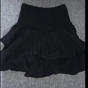 En jätte fin svart kjol till sommarn! 💕och den är i bra stick 