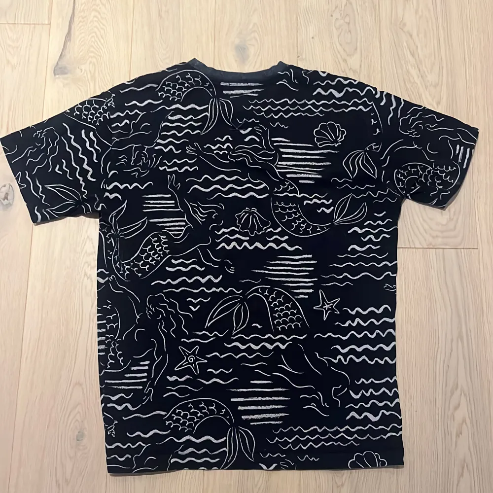 Äkta kenzo t-shirt i storlek M. Inköpt för ca ett år sedan för ca 1200kr, kom med förslag! Säljer pga den har blivit för liten. T-shirts.