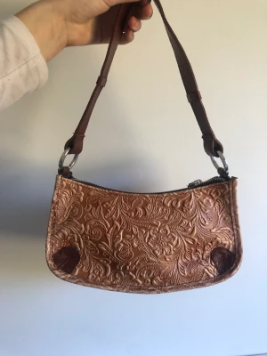 Brun axelväska - Brun axelväska köpt secondhand som inte kommer till användning💗 Köpare står för frakt eller så möts jag i Uppsala:)