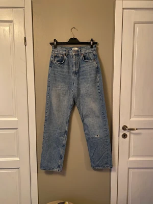 gina tricot jeans - begagnade blåa gina jeans  vid intresse kan fler bilder skickas 