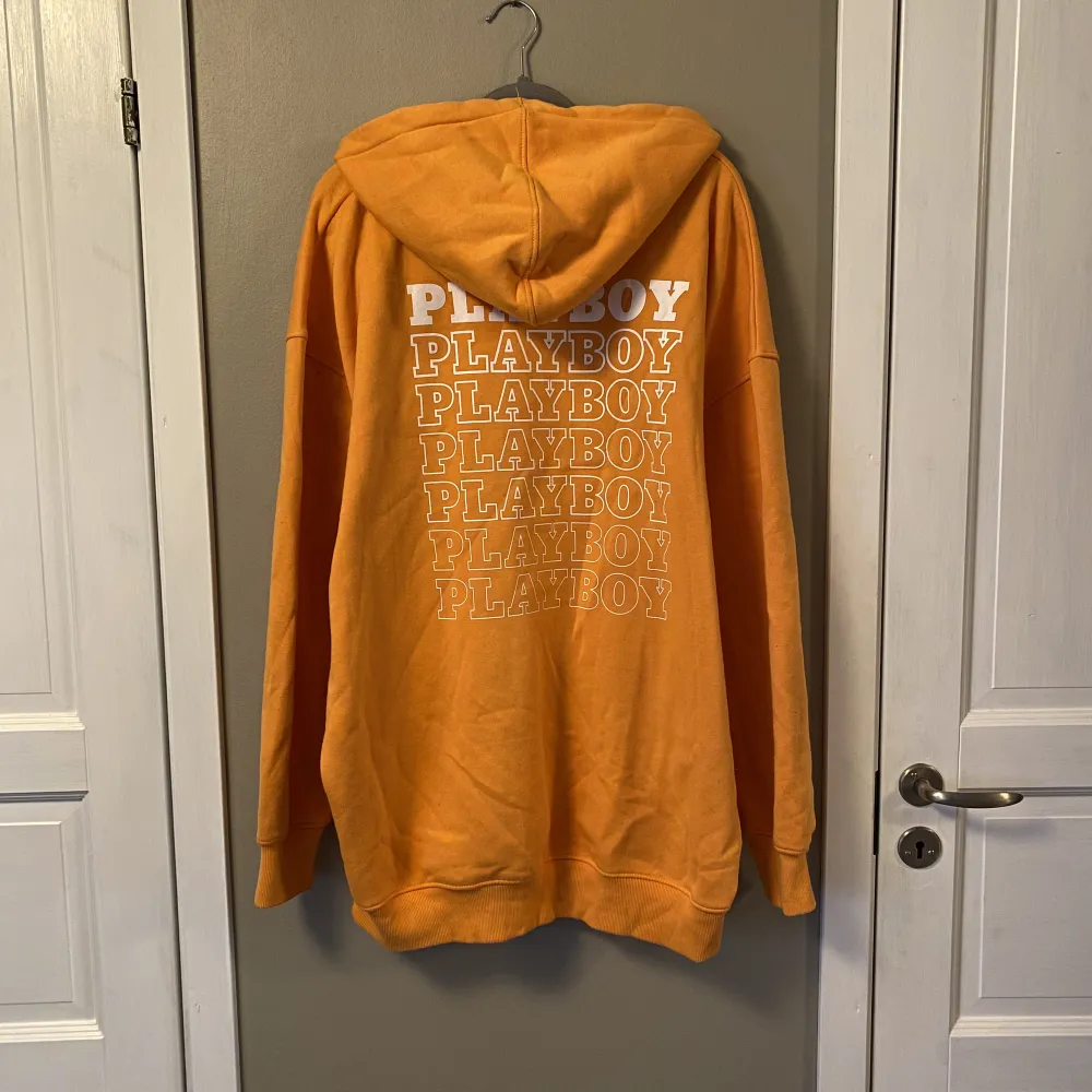 begagnad orange oversized playboy hoodie vid intresse kan fler bilder skickas . Hoodies.