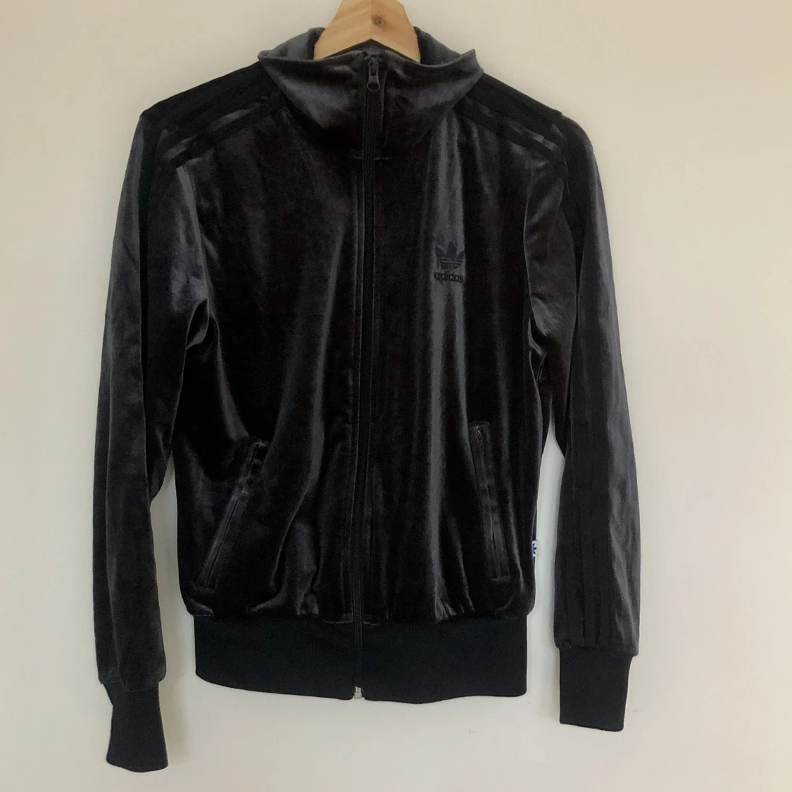 Adidaströja i sammet 