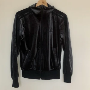 Adidaströja i sammet  - Knappt använd adidaströja i sammet 😻