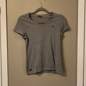 puma t-shirt  - begagnad grå puma t-shirt  vid intresse kan fler bilder skickas 