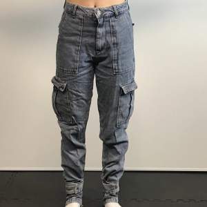 Cargo jeans med stora fickor och knäppen vid fotleden Original pris; 700kr