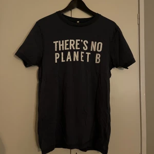 Mysigaste t-shirten!! - Tröja från Trivestore! Storlek S. Sparsamt använd! Fint skick! Hämtas i Uppsala eller skickas mot fraktkostnad❣️