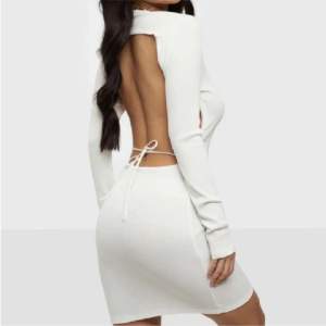 Så fin vit klänning med öppen rygg från Missguided strl xs, endast använd en gång så fint skick!🤎frakt 66kr