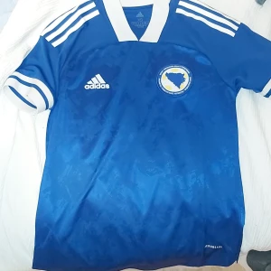 Bosnien tröja nyskick - Bosniska landslaget fotbollströja  Nyskick strl xs herr  Säljer för jag har två likadana 