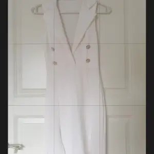 Så snygg vitt klänning 🤍 passar perfekt till studenten 