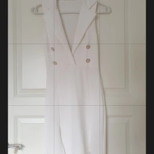 Klänning  - Så snygg vitt klänning 🤍 passar perfekt till studenten 