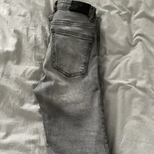 Jeans från Zara, ända märkbara slitningen är på den svarta detaljen bak på jeansen (se bild 2). Men inget man lägger märke till på ett sådant ställe :) Storlek 32 ☺️