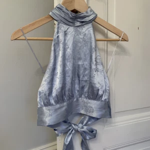 Satin croptop - Fin och festlig croptop med öppen rygg och knytning bak från bikbok💕väldigt sällan använd✨✨ FRI FRAKT