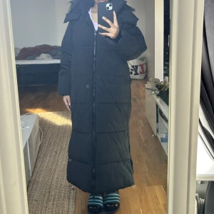 Lång jacka - En lång jacka från Zara. Har knappt använt den och är i väldigt bra skick. Den är i strl Xs men passar även S och M om man önskar lite mer tajtare.