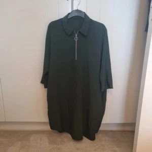 Tunika Monki  - Knälång klänning med fickor och dragkedja. Normal i storleken. Aldrig använd.