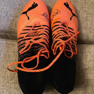 Fotbollsskor Puma - Säljer ett par fotbollsskor i storlek 44.  Säljer dem eftersom dem är för små för mig. Superfina i nyskick. Har endast testat dem på två träningar. Modell puma future elite. 
