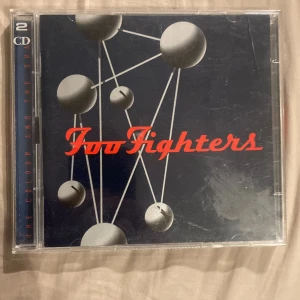 FOO FIGHTERS THE COLOUR AND THE SHAPE (CD) - använd fast har 2 cdn i!! Ställ frågor. Pris kan diskuteras 