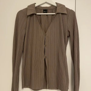 Skjorta / blus  - Skjorblus med knappar med ”hål” mellan! 