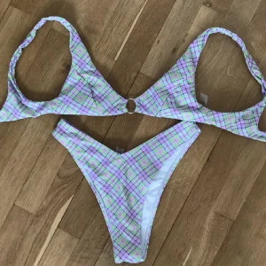 Bikini - Köpt på plick men använde inte. Så söt bikini som sitter väldigt fint.