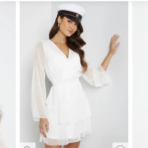 Studentklänning - Alina Dress från Bubbleroom i storlek 40. Alla lappar sitter kvar, endast testad och kan inte returnera! Verkligen så fin klänning men hittade en annan jag gillar mer. Nypris 599kr. OBS frakt tillkommer!!!!!!!