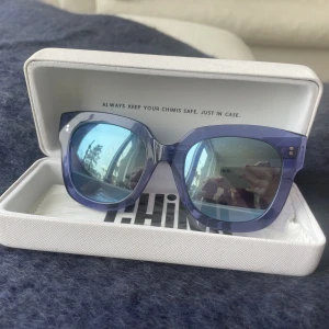 Chimi 008 - Så snygga chimis i modellen #008 i färgen acai med spegelglas. Finns inte längre att köpa. Perfekta att ha i fjällen mm! Lite repiga men inget man tänker på tycker jag (skriv för bilder) Kommer med fodral, putsduk och låda