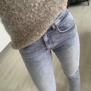 säljer dessa så fina jeans ifrån Zara i modellen ”mid rise straight cropped”, de är så sköna och sätter sig jättefint på kroppen, går inte hela vägen till fötterna utan är lite croppade, endast testade så väldigt bra skick! 