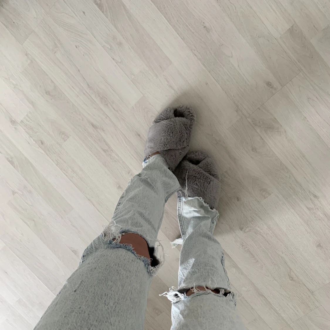 Jeans med slitningar och slits