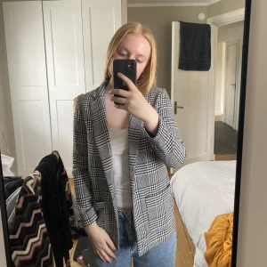 Kavaj - Svartvit kavaj från h&m i strlk 34. Ingen fraktkostnad.