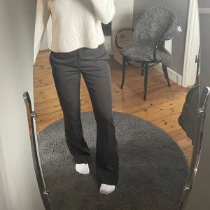 Mid Rise kostymbyxor  - Säljer dessa kostymbyxor från Massimo Dutti. Köpt i Barcelona i somras och använda Max 4 gånger. Dom är i nyskick, inga defekter eller liknande. Är i storlek 38 och passar mig som är 177. Köpta för ca 900kr, säljer för 300kr. Hör av dig vid intresse💕