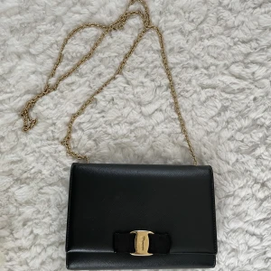 SALVATORE FERRAGAMO VARA BOW MINI BAG - Mått: W 19 x H 13.5 x D 4 cm Shoulder Drop : 59 cm Jättefint skick. Köpt i Ferragamo-butiken i Illum Köpenhamn. Kommer med dustbag och ev. kvitto + kort kan letas fram. 