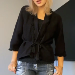 Trekvarts Filippa K kofta  - Trekvarts Kofta från Filippa K , prefekt för våren eller en kall sommar kväll, så himla fin men kommer inte till användning hos mig, nypriset på dessa tröjor ligger på cirka 1500kr🤍🫶🏼💕⭐️