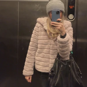 Pälsjacka - En pälsjacka, i välldigt bra skick!! Skriv om ni undrar något eller är intresserade💗