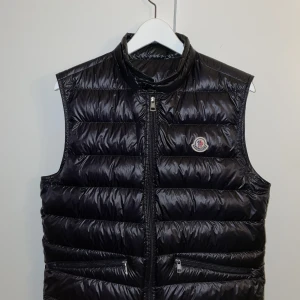 Moncler väst - Säljer nu min sjukt snygga moncler väst som är modellen gui. Säljer den pga den inte har använts mycket alls. Därav är den i väldigt fint skick. Den är såklart äkta, alla tags samt kvitto från nk Göteborg. Tveka inte på att ställa frågor/ Liam😃