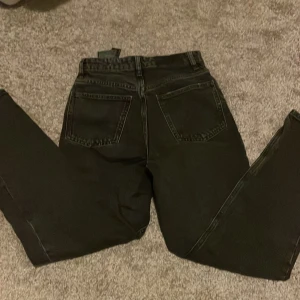 Populära zara byxor stl 32 - Ett par populära jeans ifrån zara. Nypris 500 men säljer för 400. Storlek 32 (minsta storleken)💕 dom har aldrig andvänts