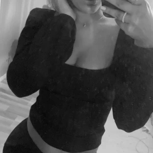 Svart tröja - Trendig tröja! Bra skick och super skön den är rån nakd 💕