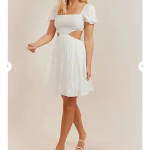 Säljer denna vita klänning helt ny från chiquelle i storlek 36. Säljer för att jag beställde hem massa klänningar till studenten men hann inte skicka tillbaka. Endast testad. 