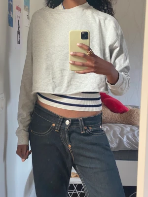 Kroppad sweatshirt - Tunn croppad sweatshirt, snygg med eller utan något under. Nyskick!❤️‍🔥