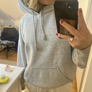 Grå Bikbok hoodie❤️ - Jättesnygg Bikbok hoodie som inte kommer till användning 