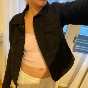 Svart jeansjacka - Svart jeansjacka från Mango 💕💕 perfekt nu till våren! Snygg passform. Matta svarta knappar. Mycket bra skick!! 