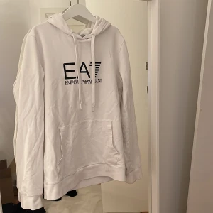 Armani hoodie - Armani hoodie i vitt. Storlek xs. 