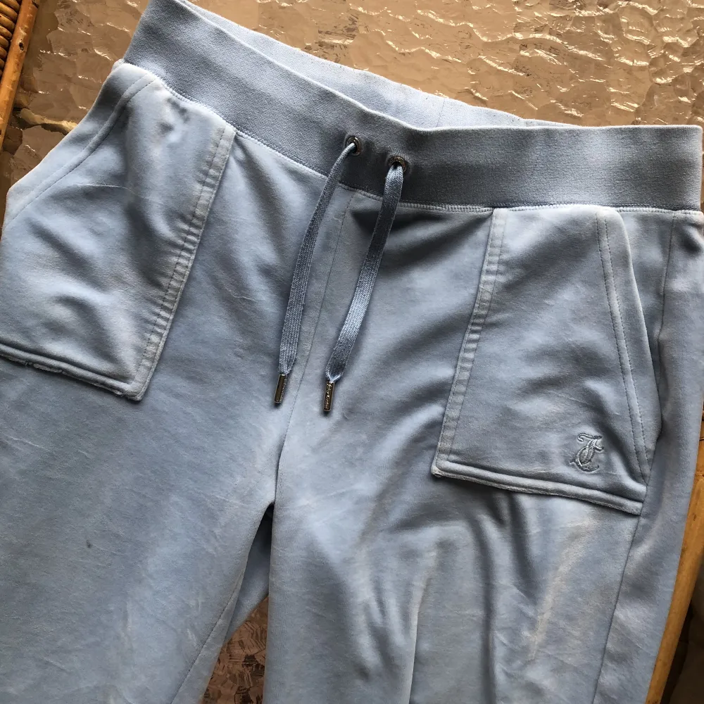 Hej! Är det någon som skulle vilja byta mina ljusblå juicy byxor mot en annan färg i S💞 hör gärna av er! Kan kanske tänka mig sälja men isåfall vid väldigt bra bud då dom är nya och använda runt 3 gånger!🫶🏻. Jeans & Byxor.