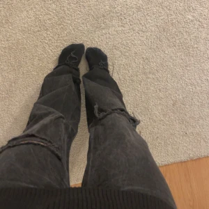 Stentvättade svarta håliga jeans - Säljer då dem tyvärr är för små för mig i midjan, använda några gånger men i bra skick.